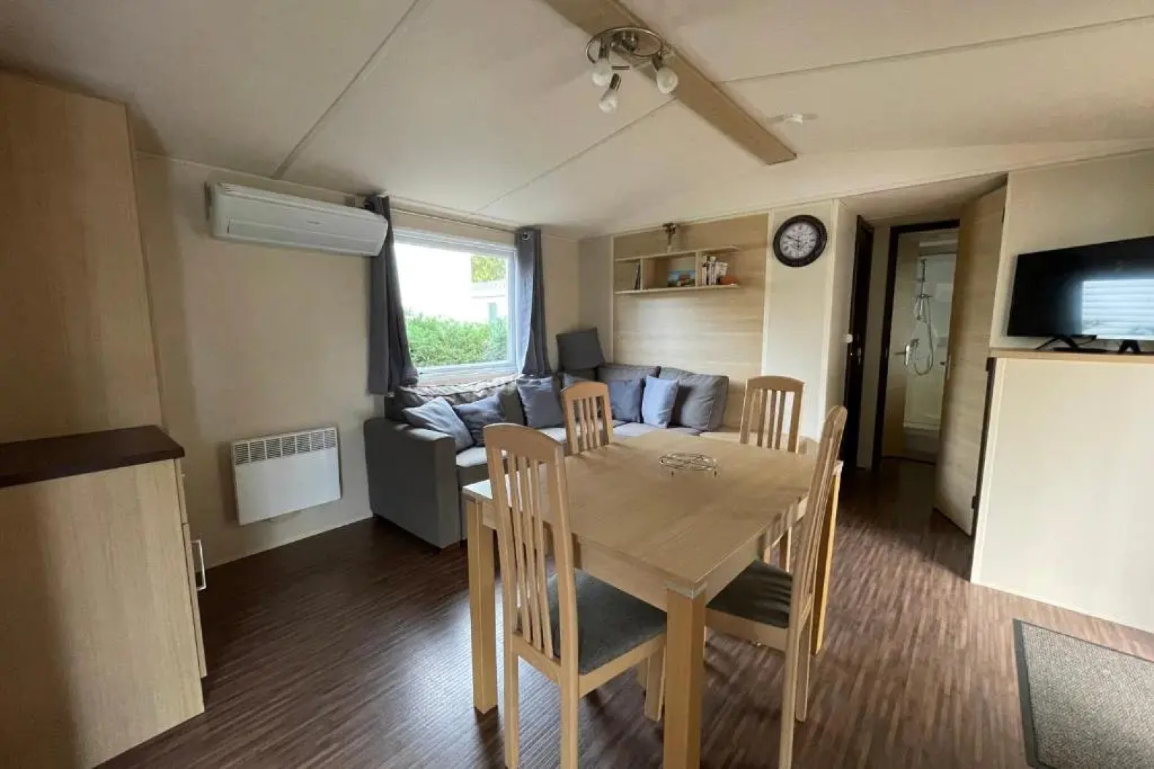 Mobile home in a campsite with swimming pool in Marennes plage