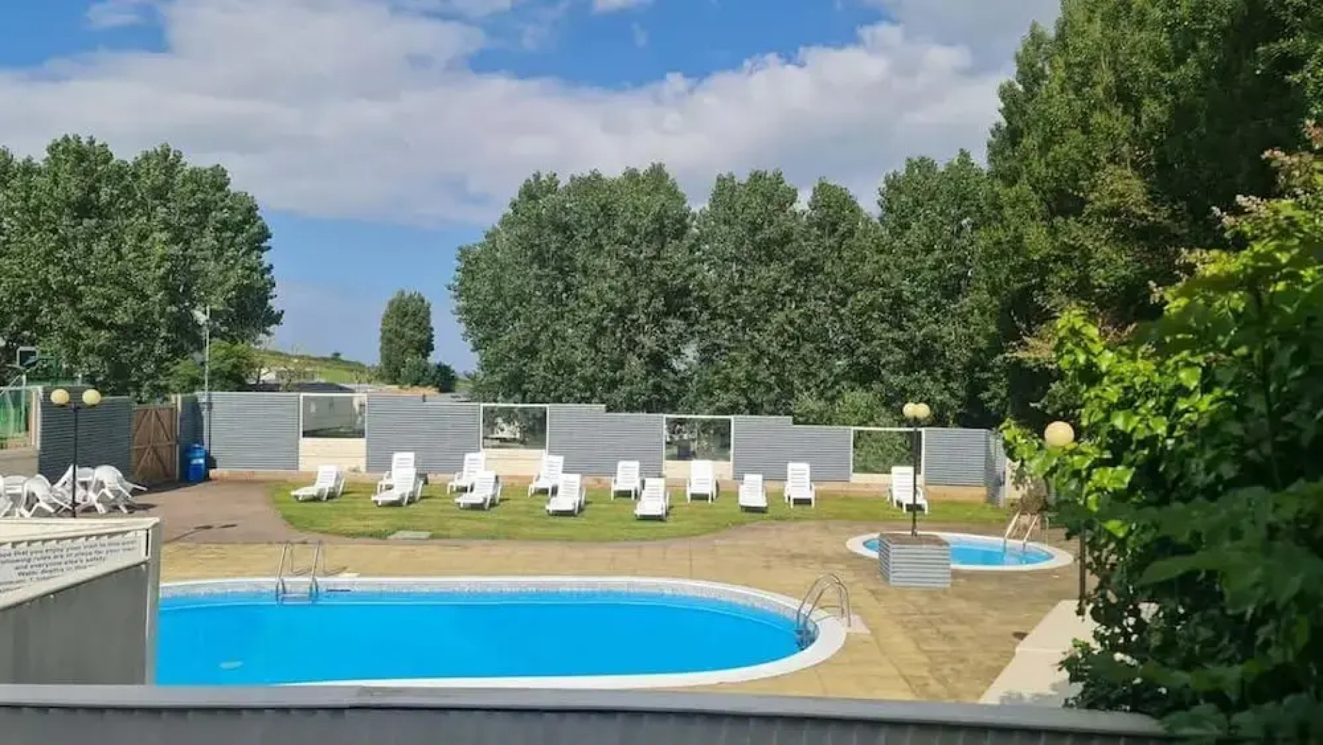 3-bed Cabin, Sleeps 6 With Pool & 5 Mins to Beach