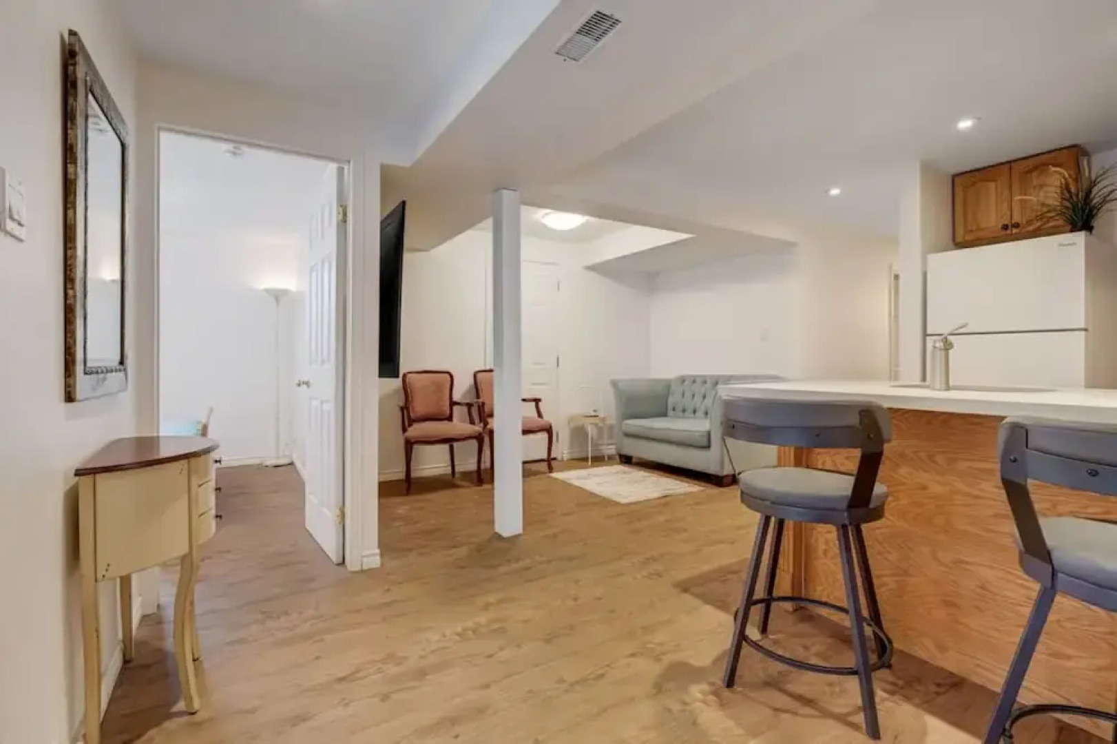 Comfortable Whitby 2 Bedroom Lower Suite