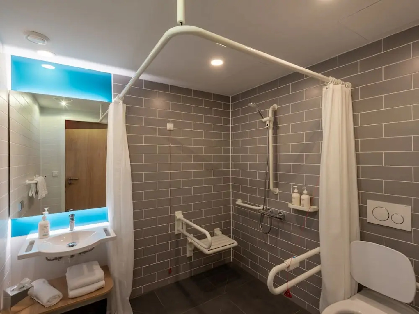 Holiday Inn Express Hamburg South A7 AS42 by IHG