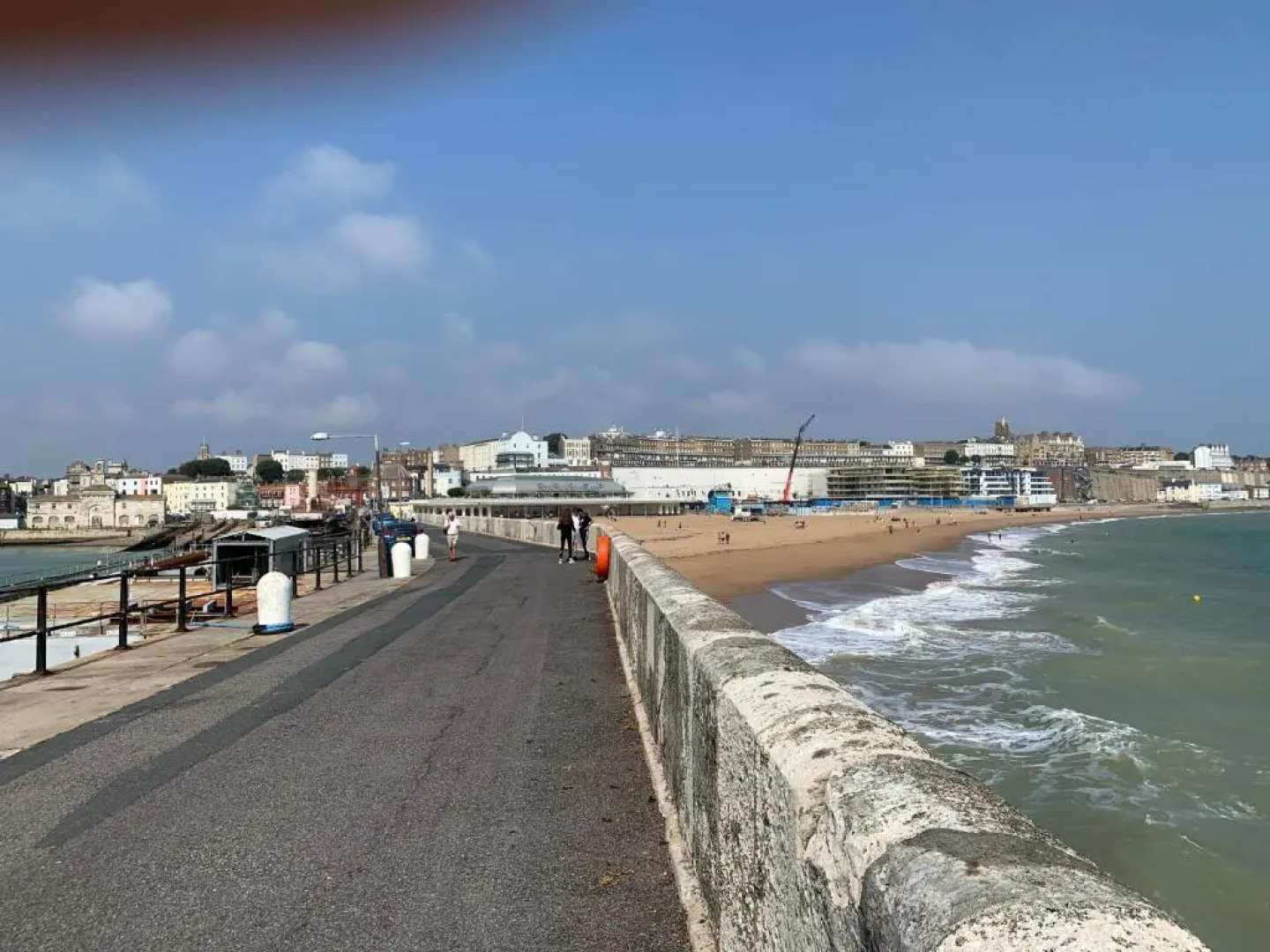 Gorgeous 2 Bed Apartment with Stunning Sea Views with Free Parking and Fast Internet