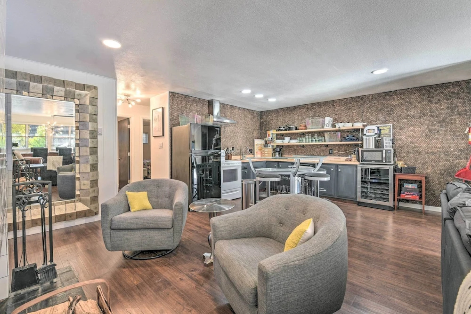 Walk to Ski Slopes! Red River Condo w/ Fireplace