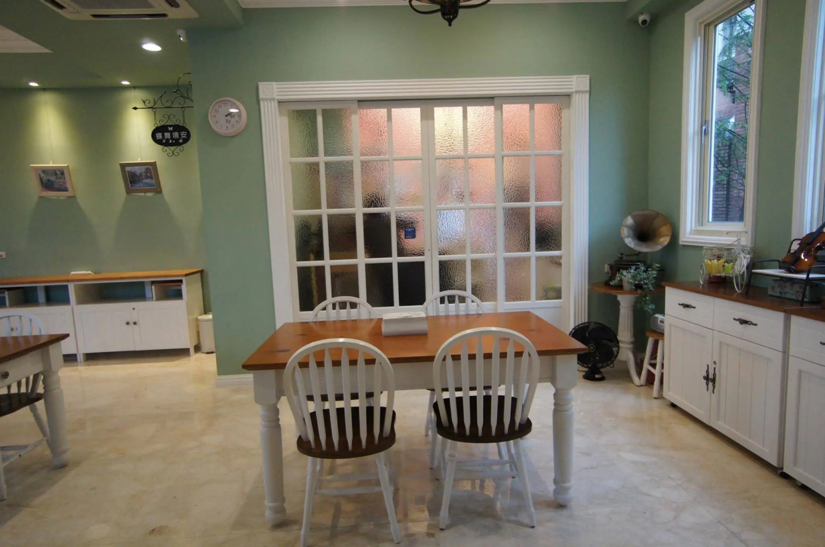 Dancing Butterfly Slide Family Inn