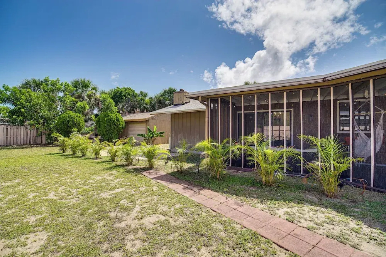 Walk to Beach & Eats: Modern Indialantic Apt