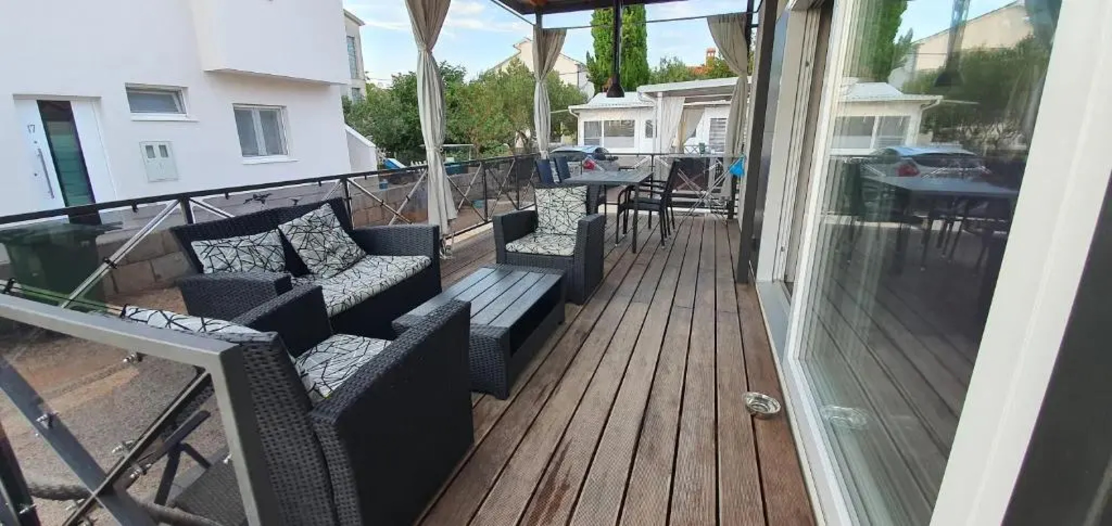 Pirovac Premium Luksuzni Mobile-Home on the beach 6 ležaja satelit tv wifi klima 2 x wc velika terasa full opremljena ljubimci dozvoljeni parkirno mjesto 10m do plaže pogodno za djecu mali obiteljski kamp 100m do centra mjesta