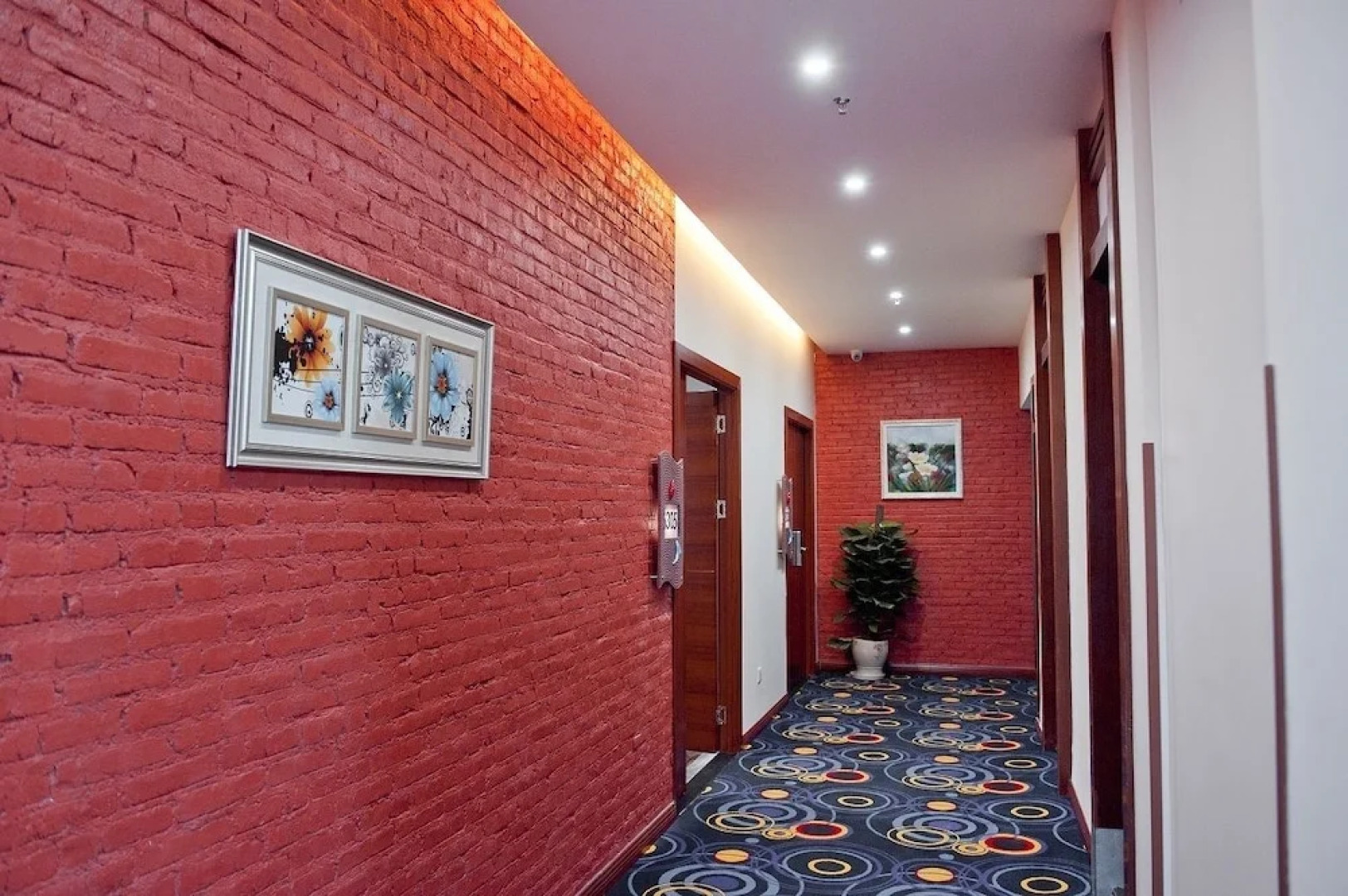 Guilin Crystal Crescent Moon Hotel