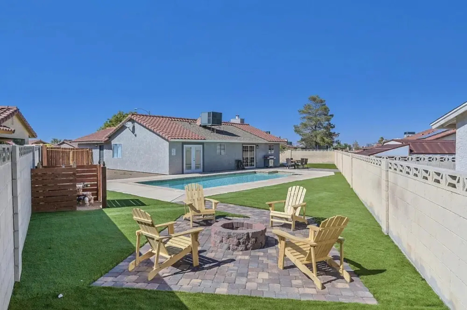 Saratoga A Bright Modern Pool Home in Vegas