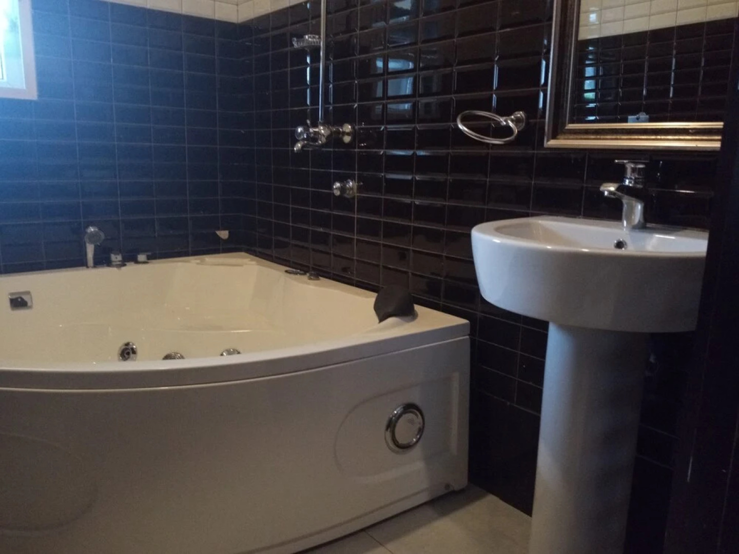 Victoria Inn Hotel & Suites