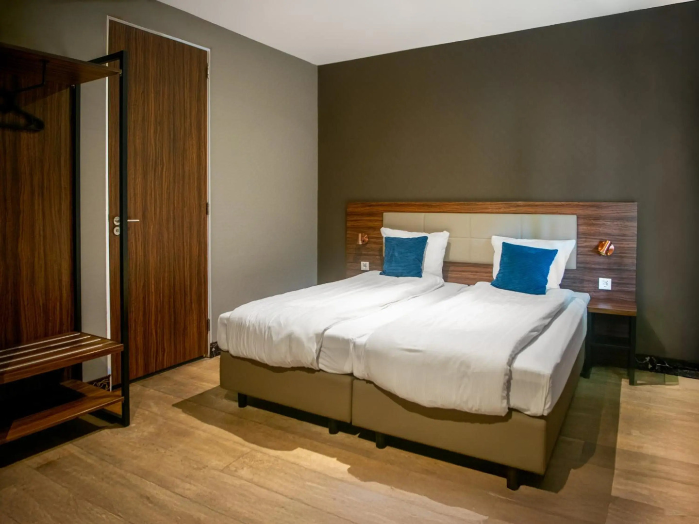 Amsterdam Lake Hotel