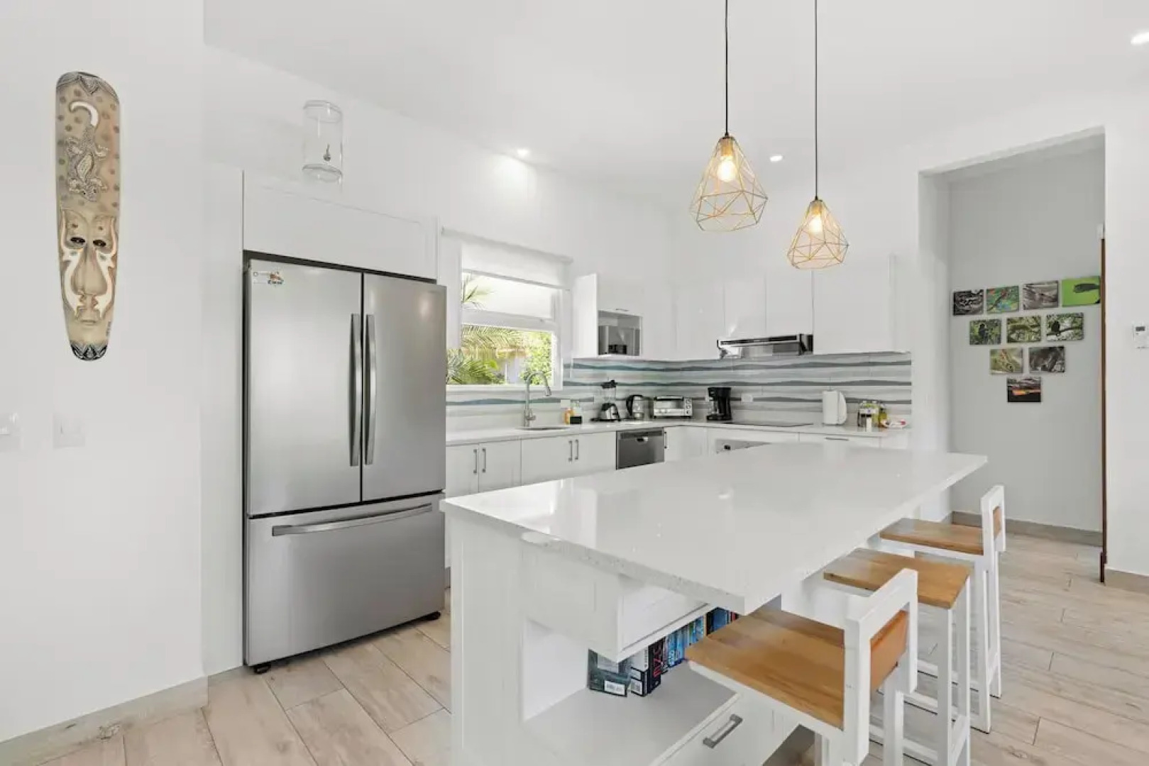 Luxurious Home with Bright, Modern Design and Private Infinity Pool in High-End Community