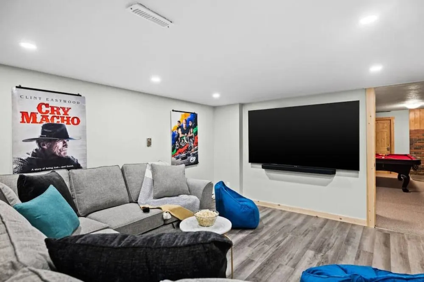 SPACIOUS 3,000 sq2 Luxury Home | PRIVATE Pool & Hot Tub | STEPS to Kinsmen Beach