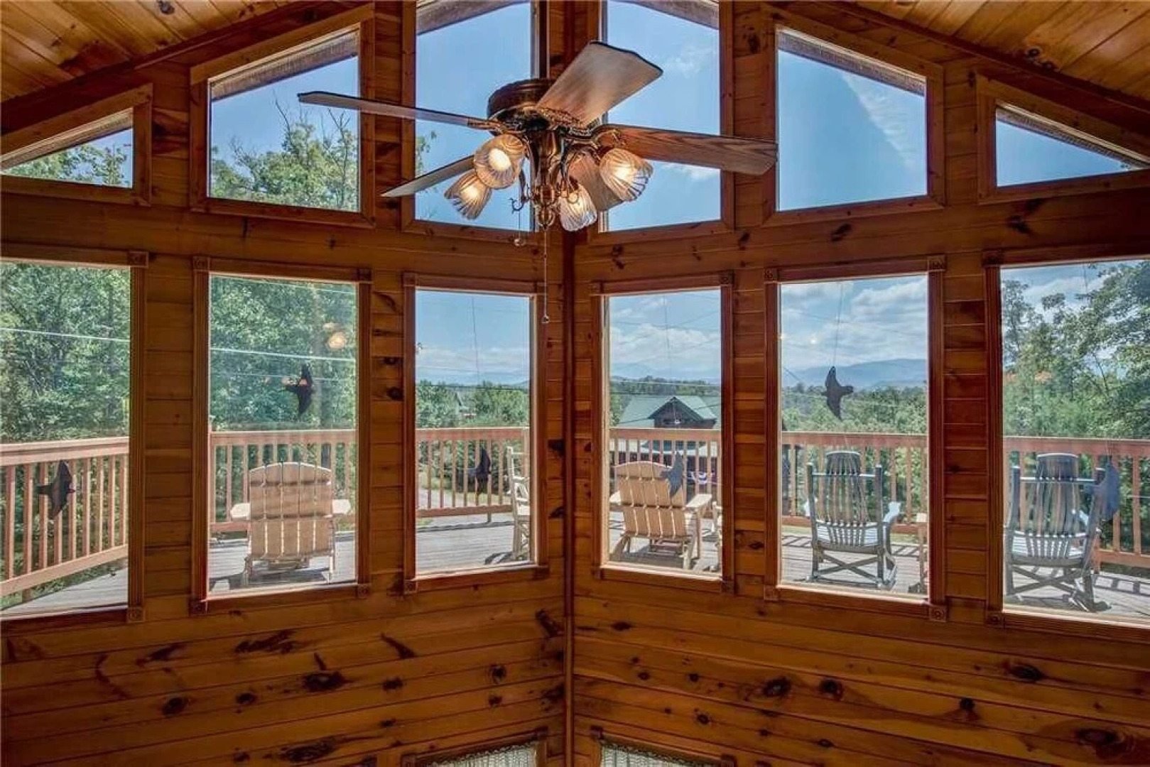 R Bearadise 2 Bedroom Home with Hot Tub