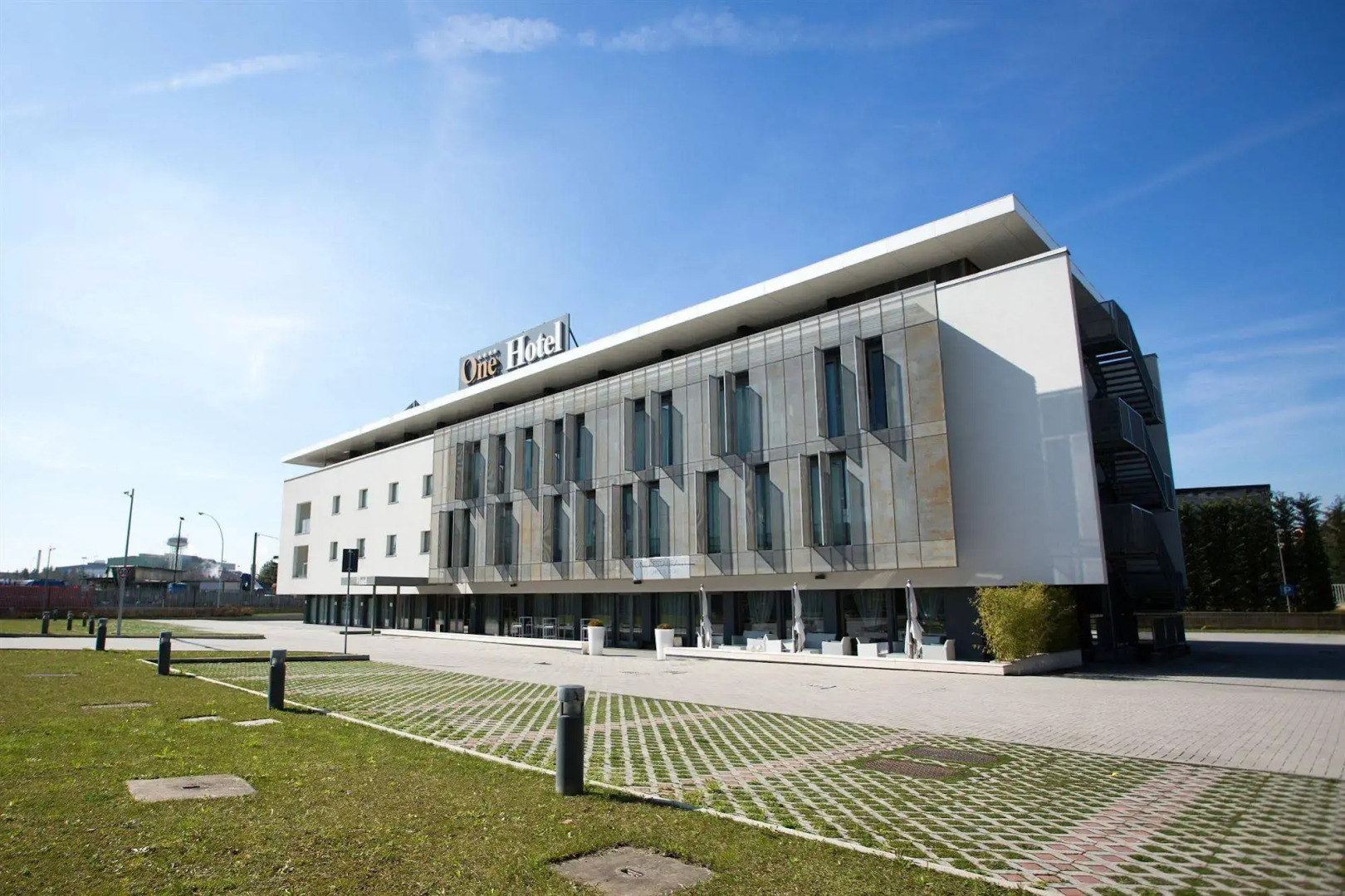 One Hotel & Restaurant