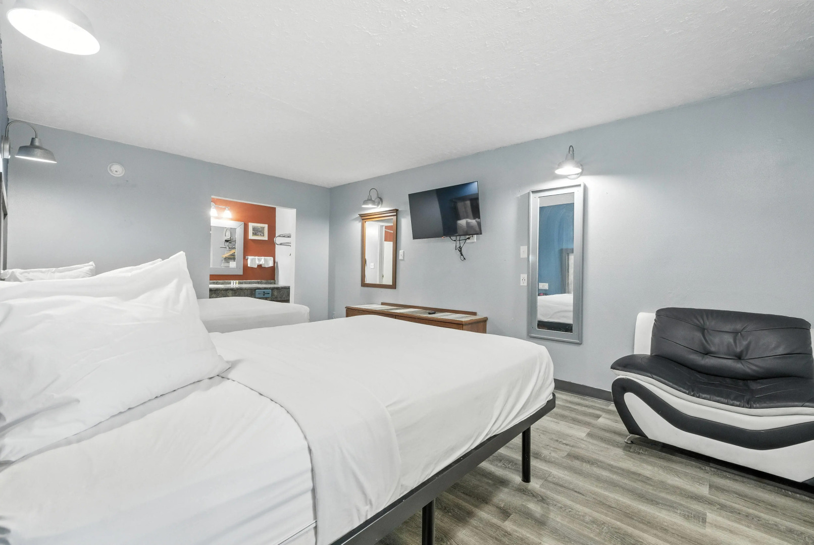 Days Inn & Suites by Wyndham Terre Haute