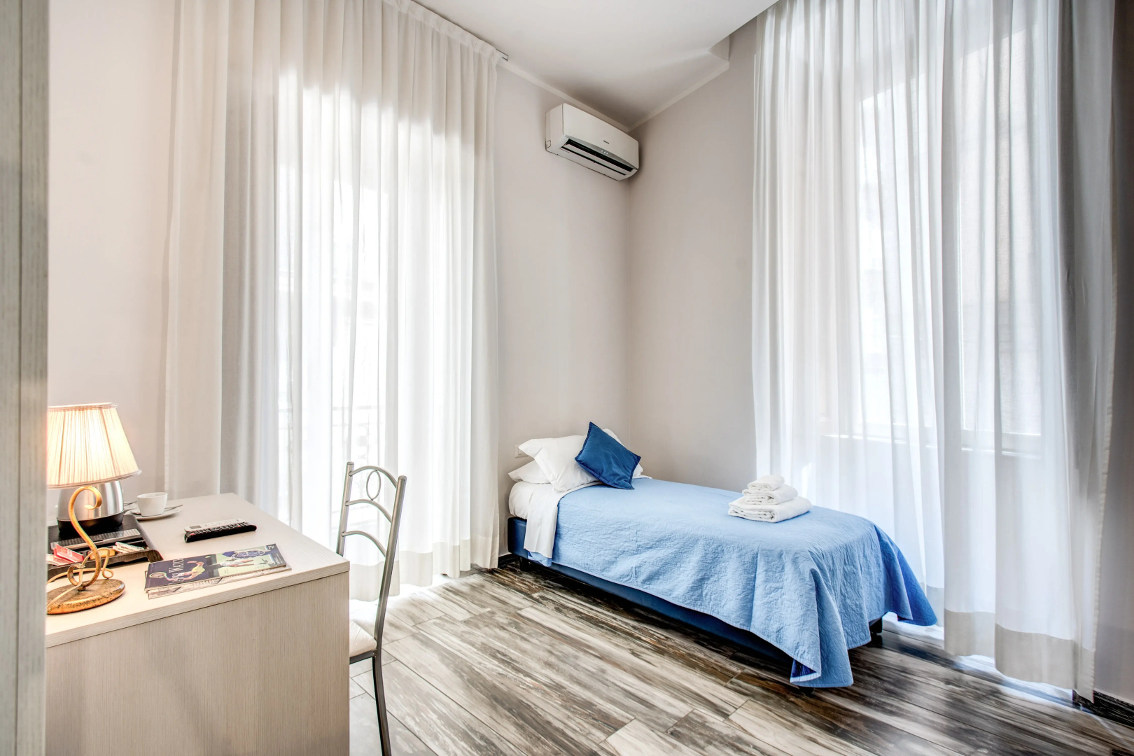 Napoli's Gold Hotel