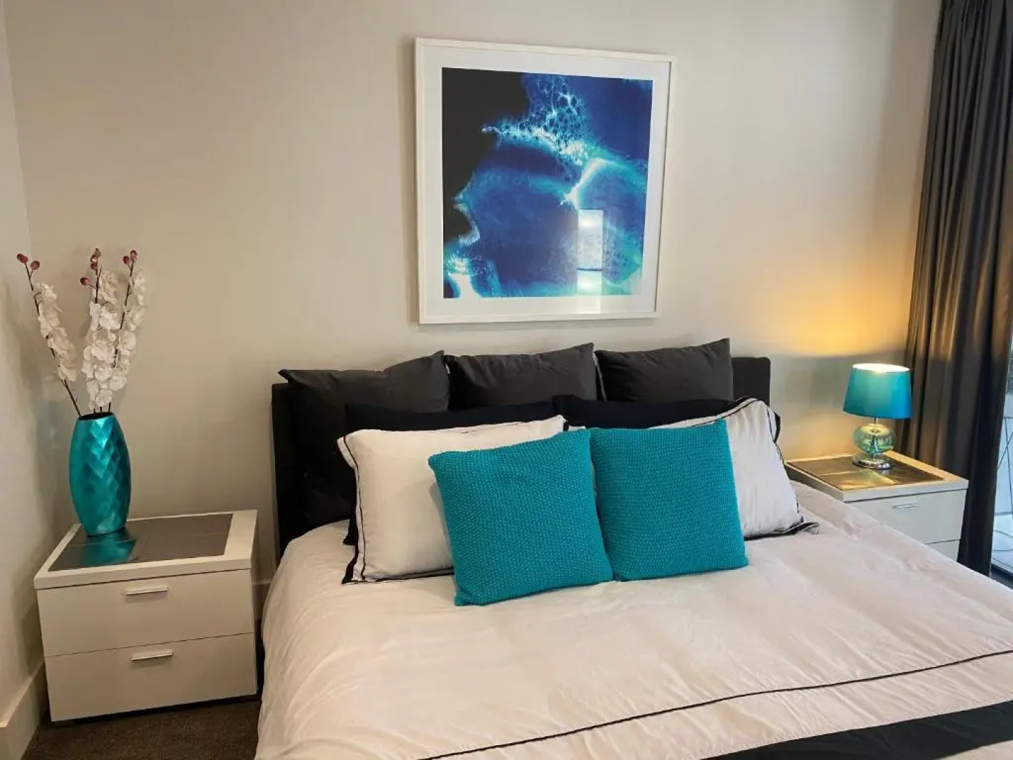 The Gallery Luxe 1 BR Executive Apartment in the heart of Braddon Wine Secure Parking WiFi