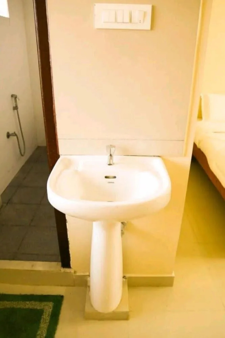 Iroomz Hotel Krishna Inn