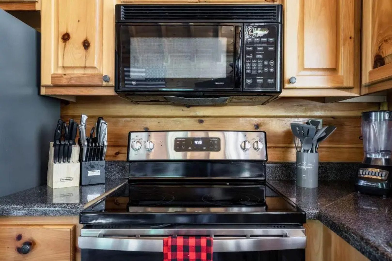 Bear Time Cabin - Scenic Mountain View, Firepit, Hot Tub, Theater, 4BR 3BA Sleeps 14