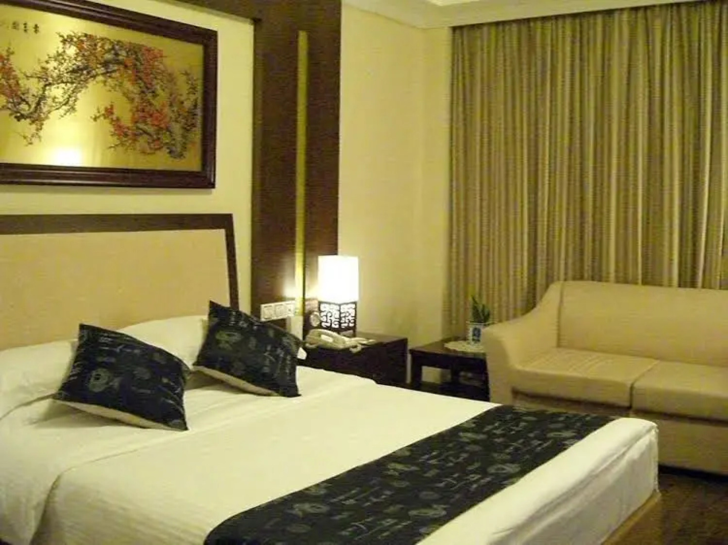 Red Crowned Crane Hotel