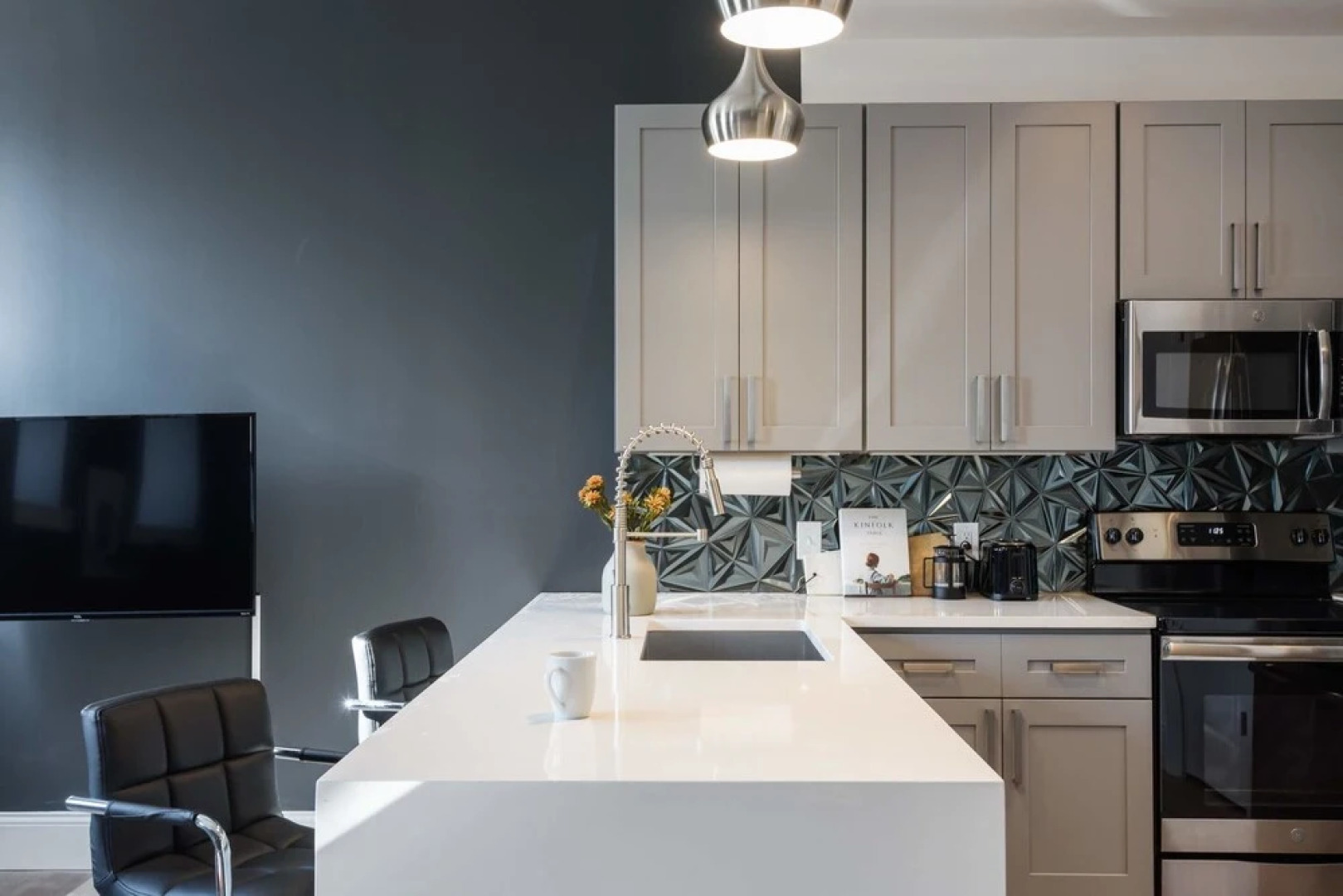 Bordeaux - Luxe LF Square Apts with Rooftop by Zencity