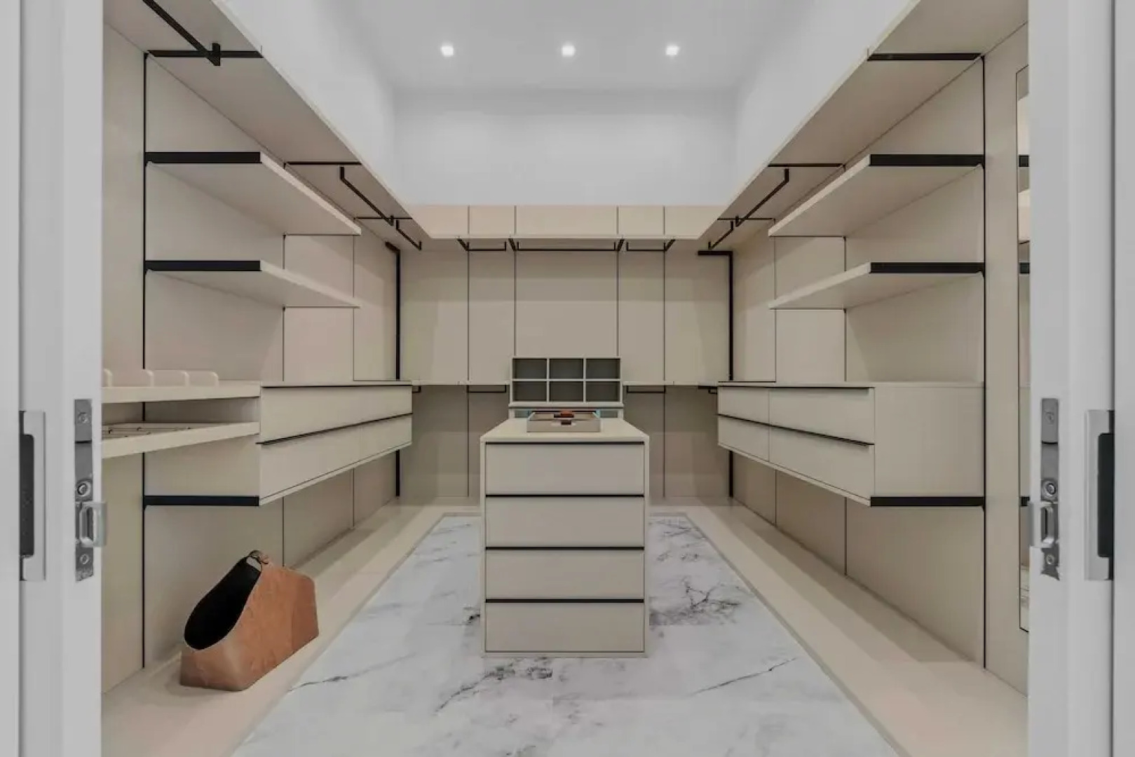 Sleeps 31 2 Luxury Villas w/ Pool + Spa, Putting Green Bravo by Avantstay