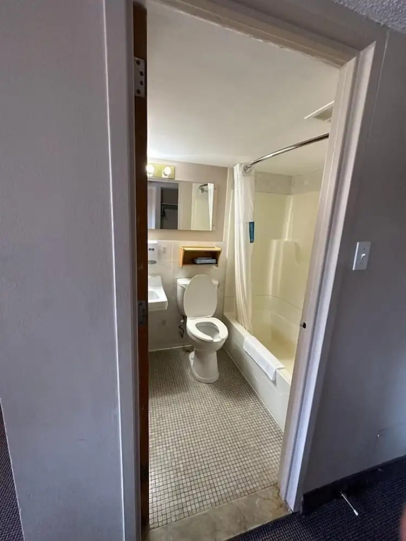 Bears Den Lounge and Motel