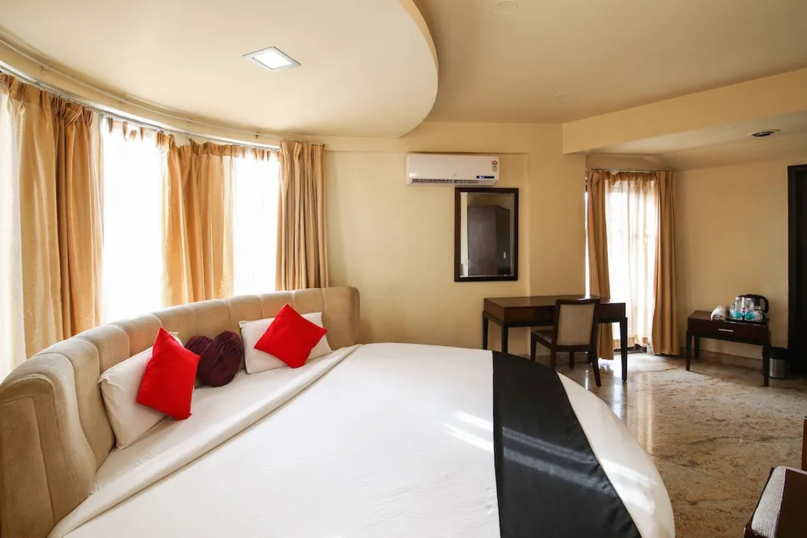 Capital O 18260 Hotel Crystal Park Inn