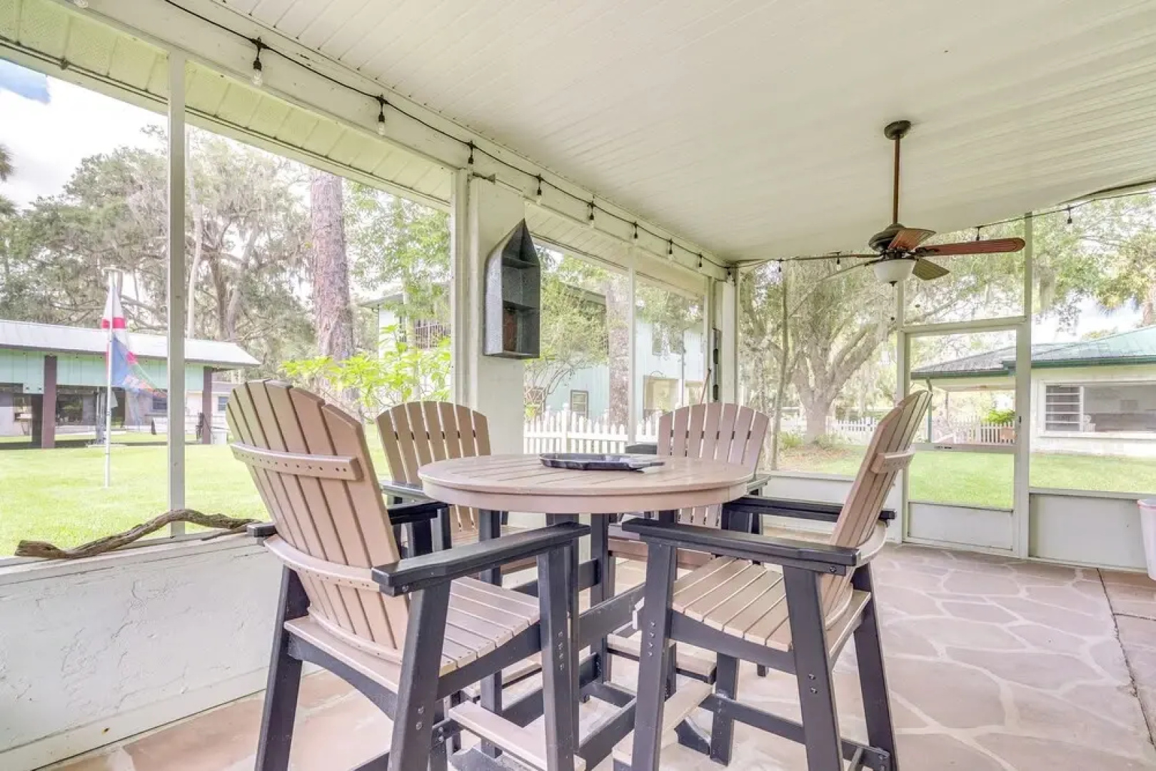 Sunny Home in Yankeetown w/ Lanai & Backyard!