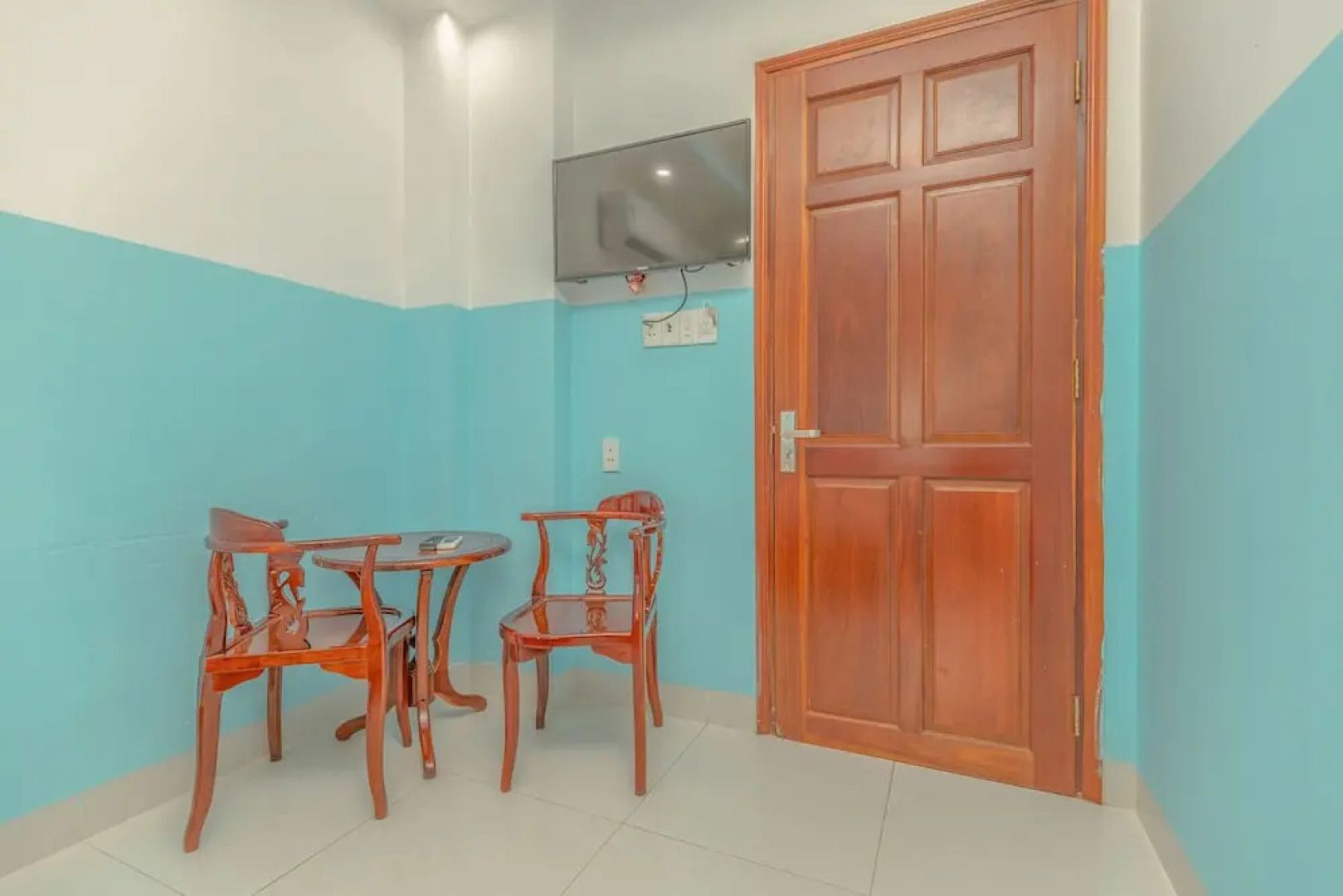 Hoang Truong Hotel by OYO Rooms