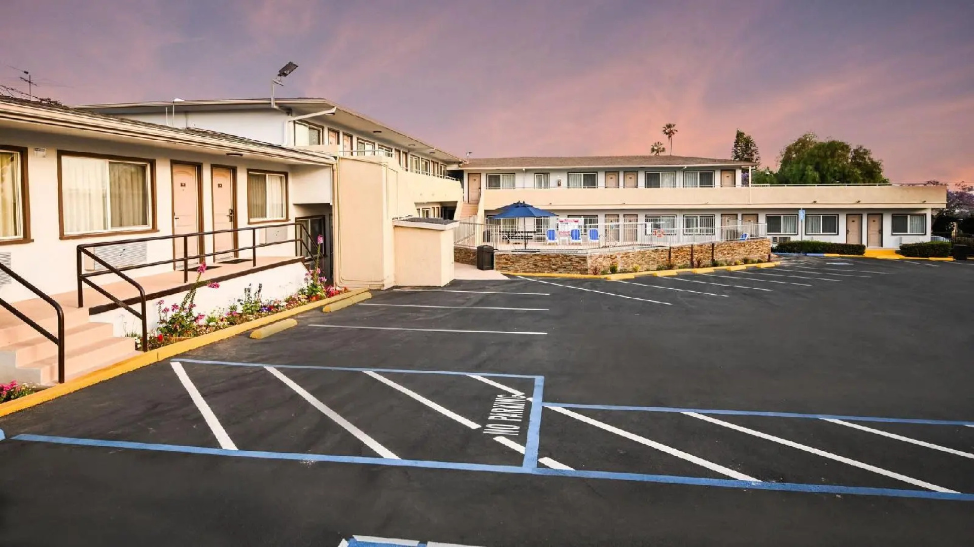 Sea Rock Inn - Long Beach