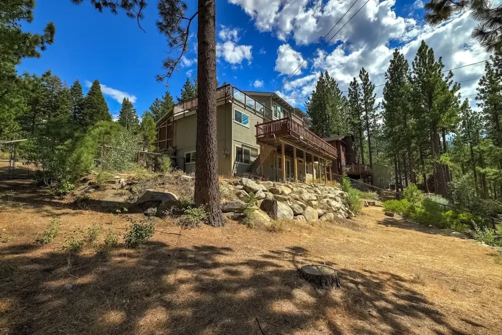 Hall Court Manor - Hot Tub, Pet Friendly, Pool Table!