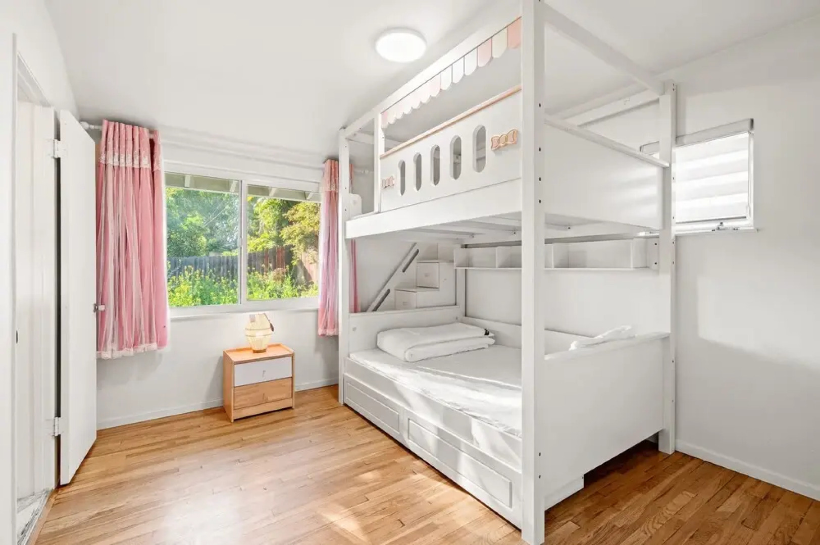 Perfect Family Home With Fireplace Spacious Yard