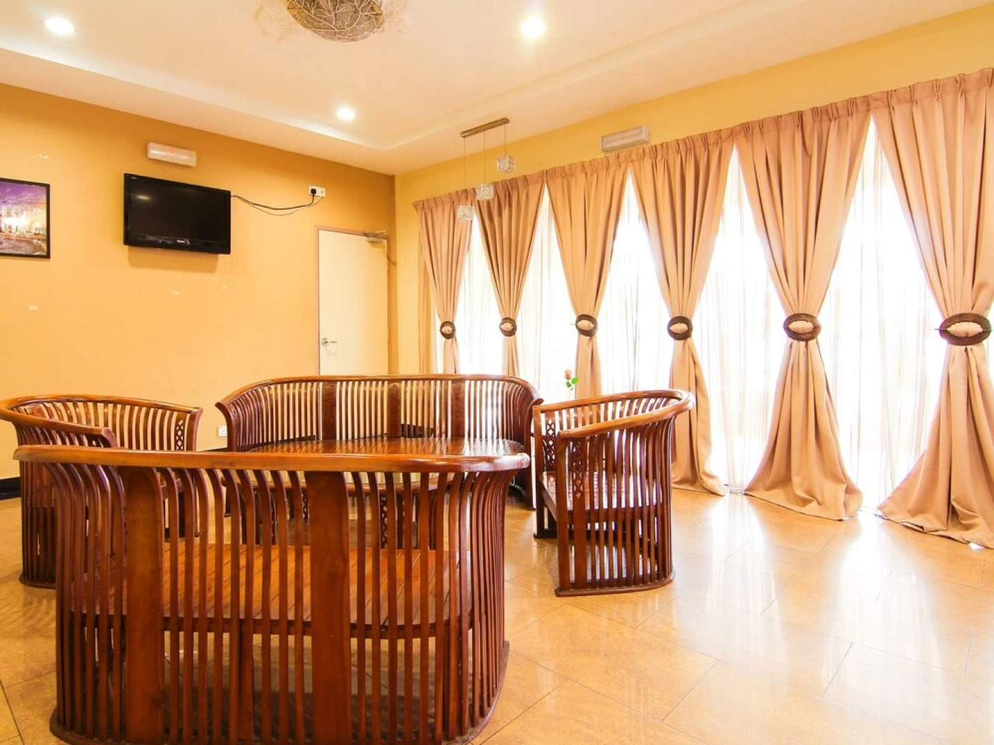 Hotel Putra Iskandar by OYO Rooms