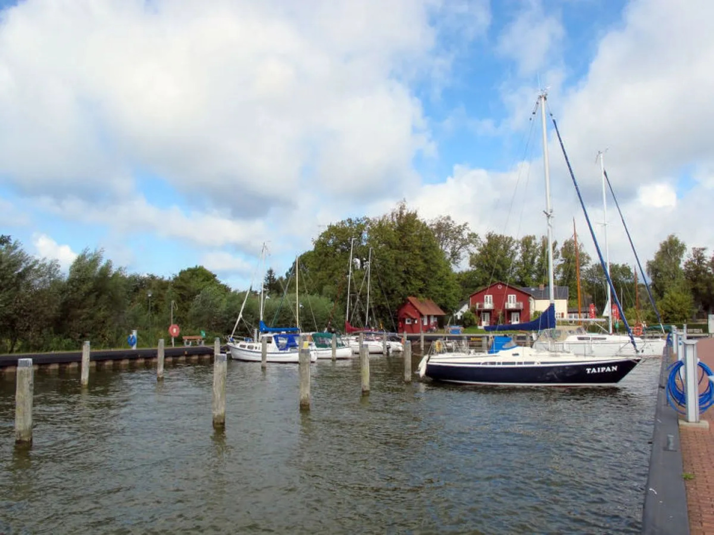 Apartment  Born 22559