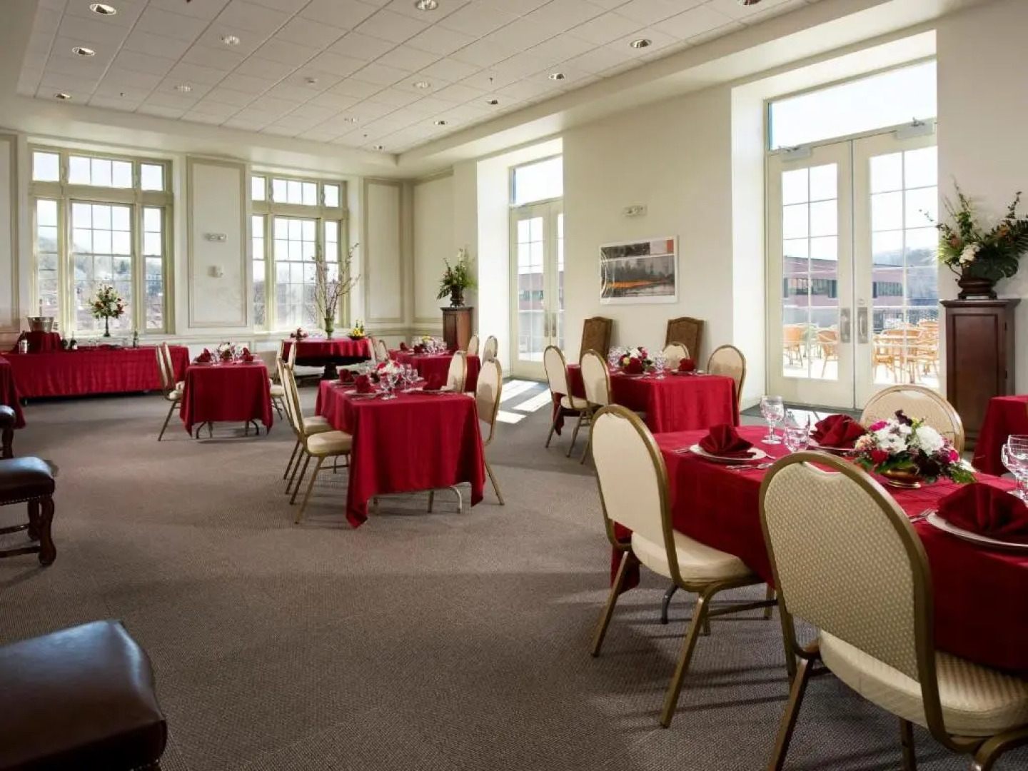 Grand Eastonian Hotel & Suites