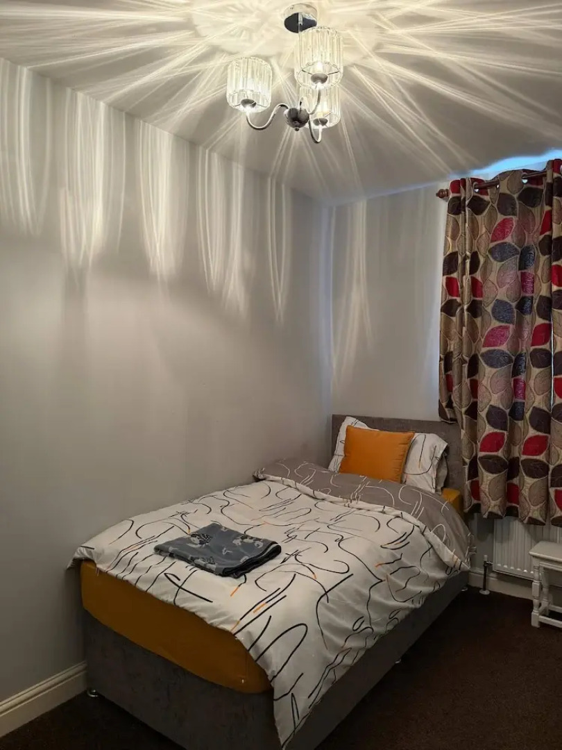 Spacious 6 Bedroom Family House