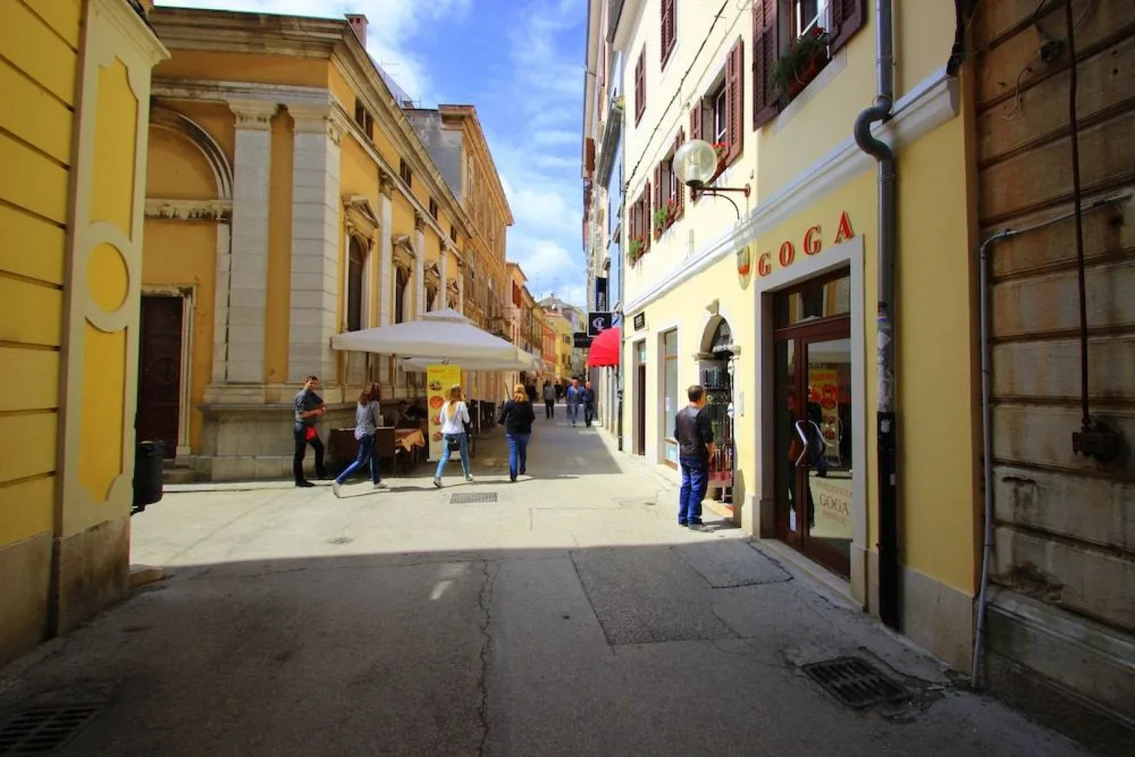 Top Center Rooms & Studio