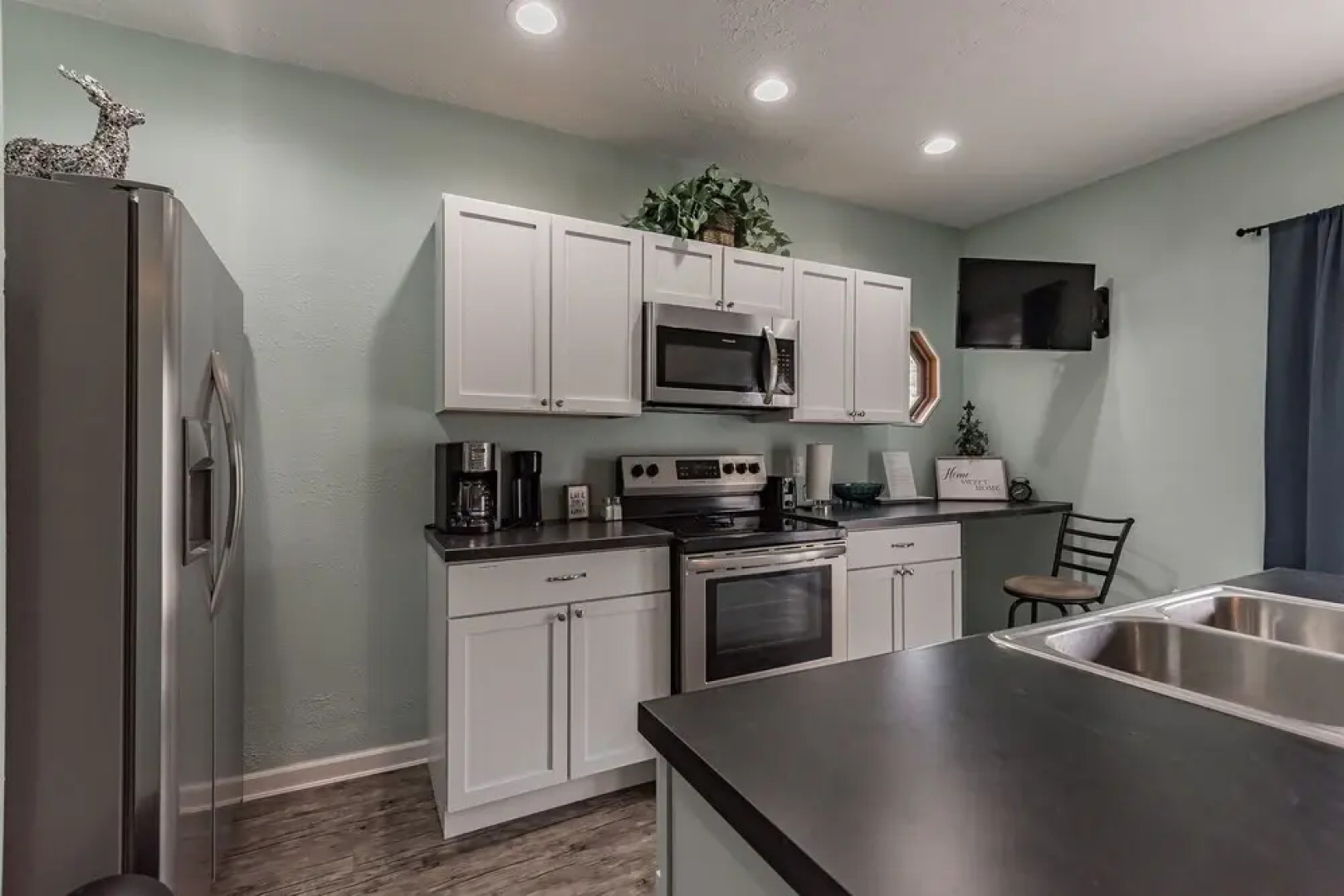 Quiet And Comfy Studio Apartment In South Bend, Minutes From Notre Dame! Pet Friendly! Apts