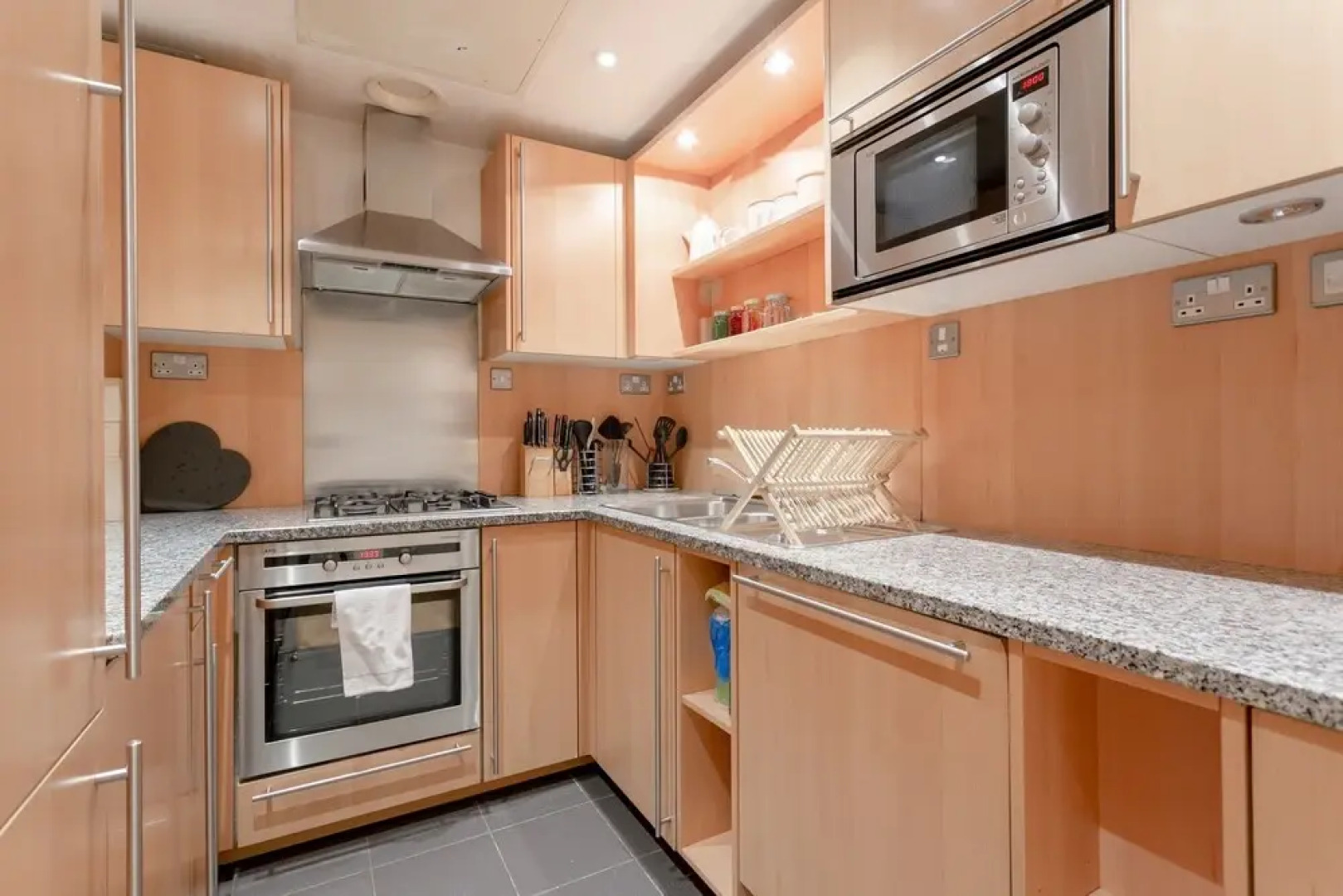 2 Bedroom Flat in Chelsea With Pool and Garden