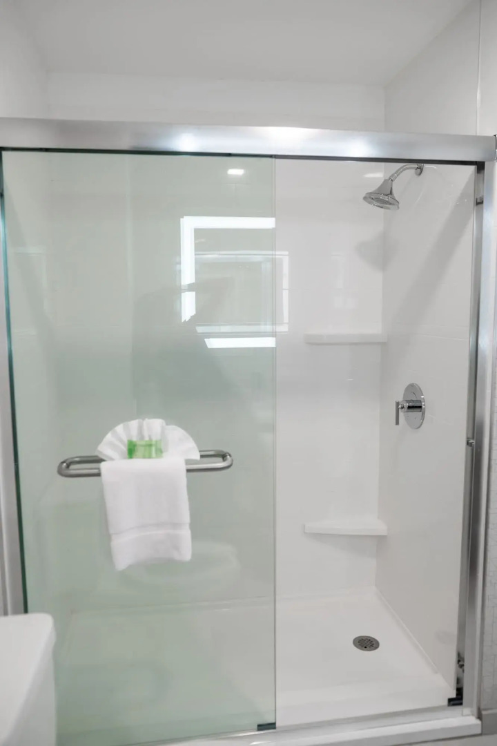 Holiday Inn Express & Suites Lake Forest by IHG