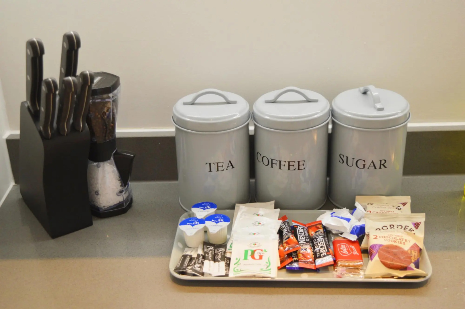 2 Bedroom Top Floor Grosvenor's Luxury Apartment - 5 mins Walk to the Station, Free WiFi