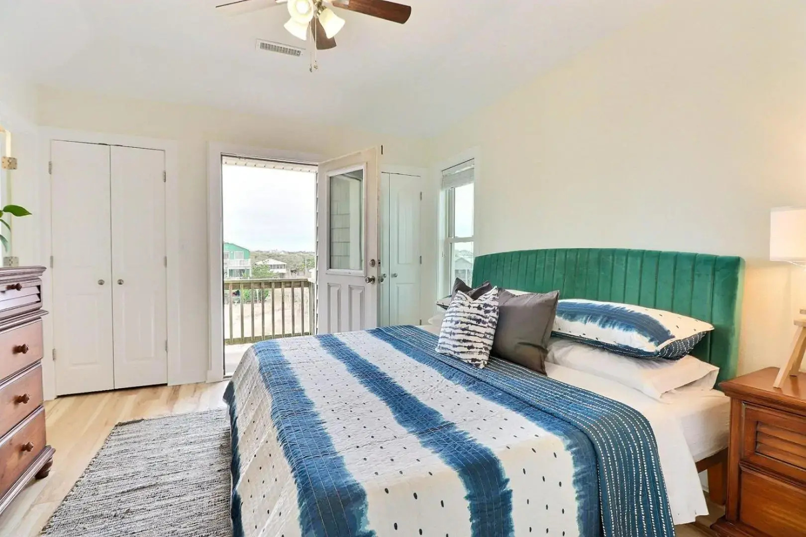 4120 The Shake Shack Across Street from Beach