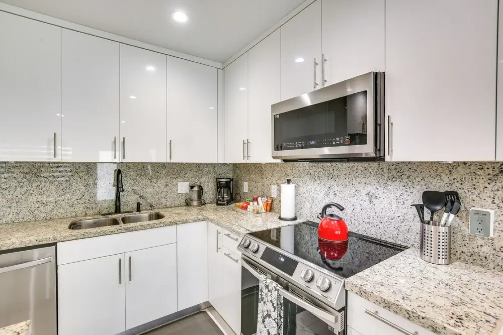 Chic North Miami House ~ 7 Mi to Hard Rock Stadium