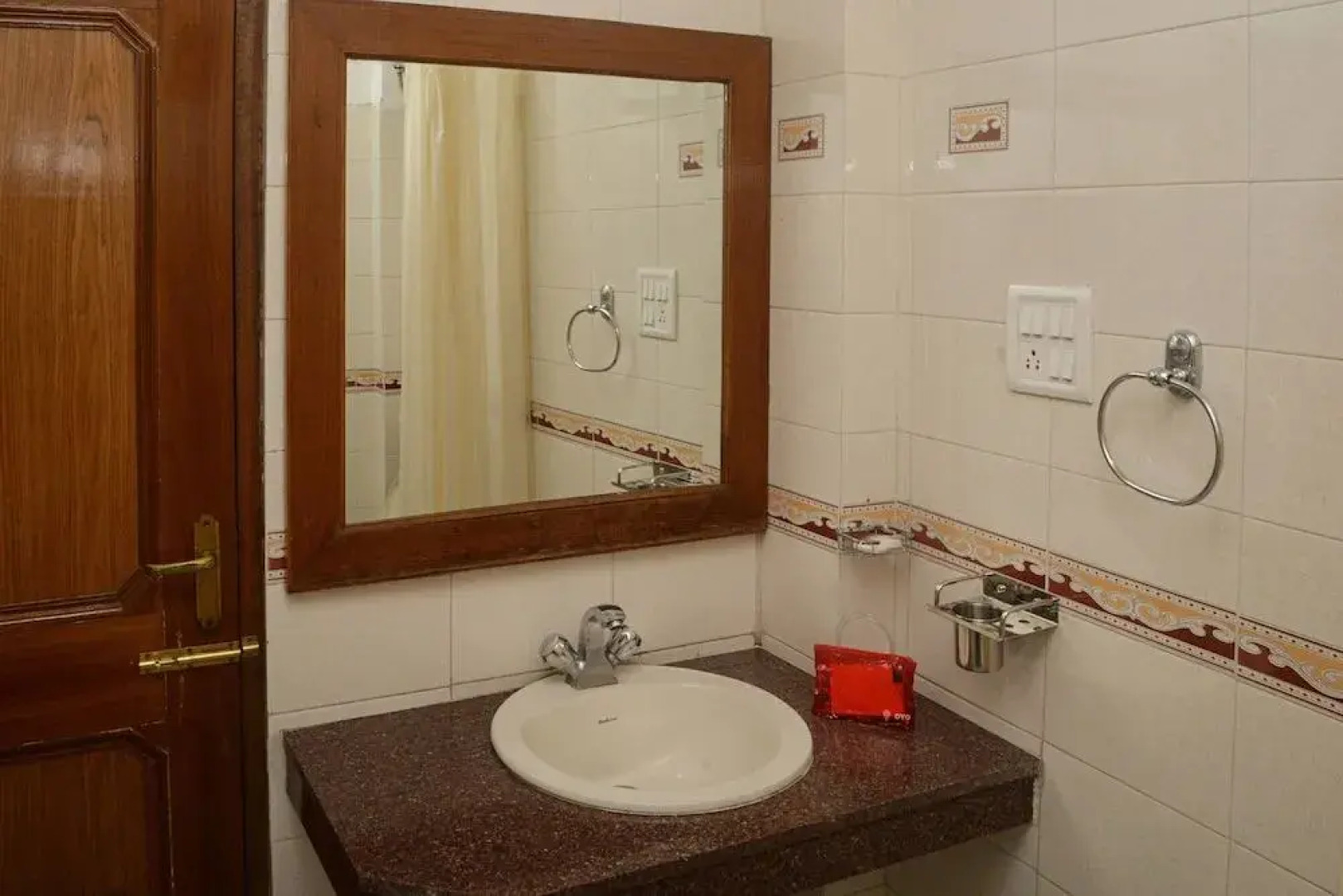 OYO 22122 Hotel Falcon Crest