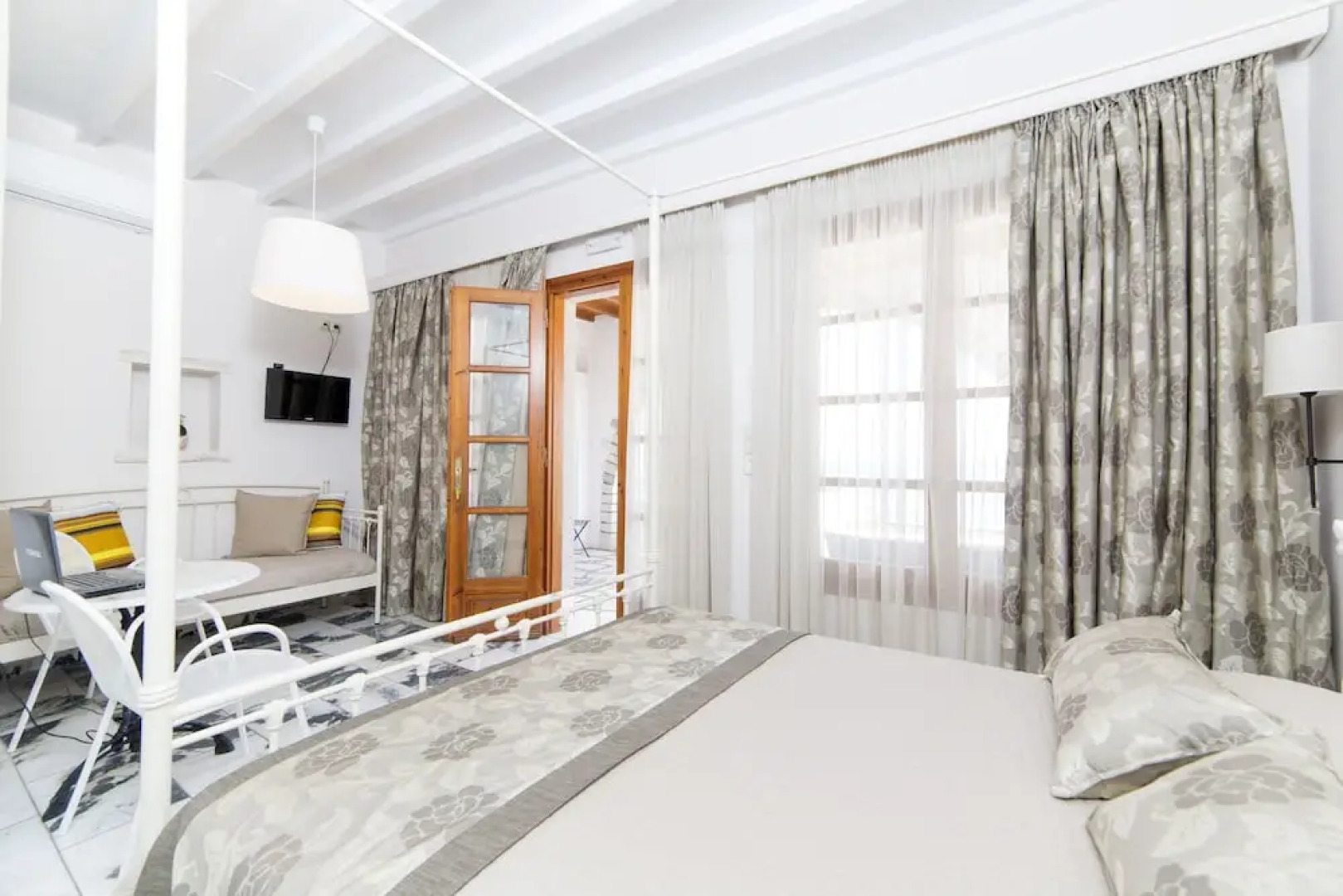 Agerino Studios & Apartments