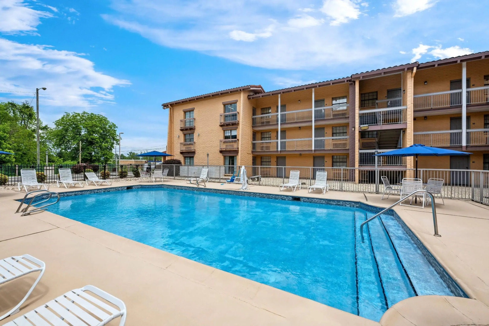 Days Inn by Wyndham Birmingham/West