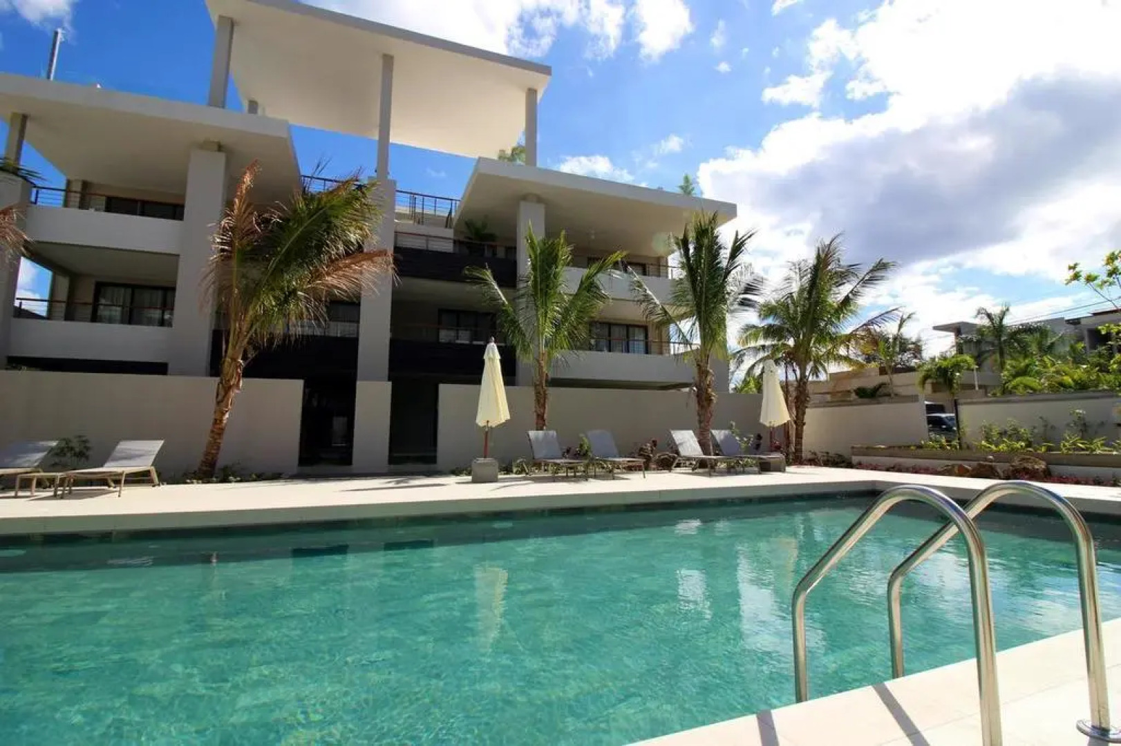 Element Bay Lux Beach Apartment