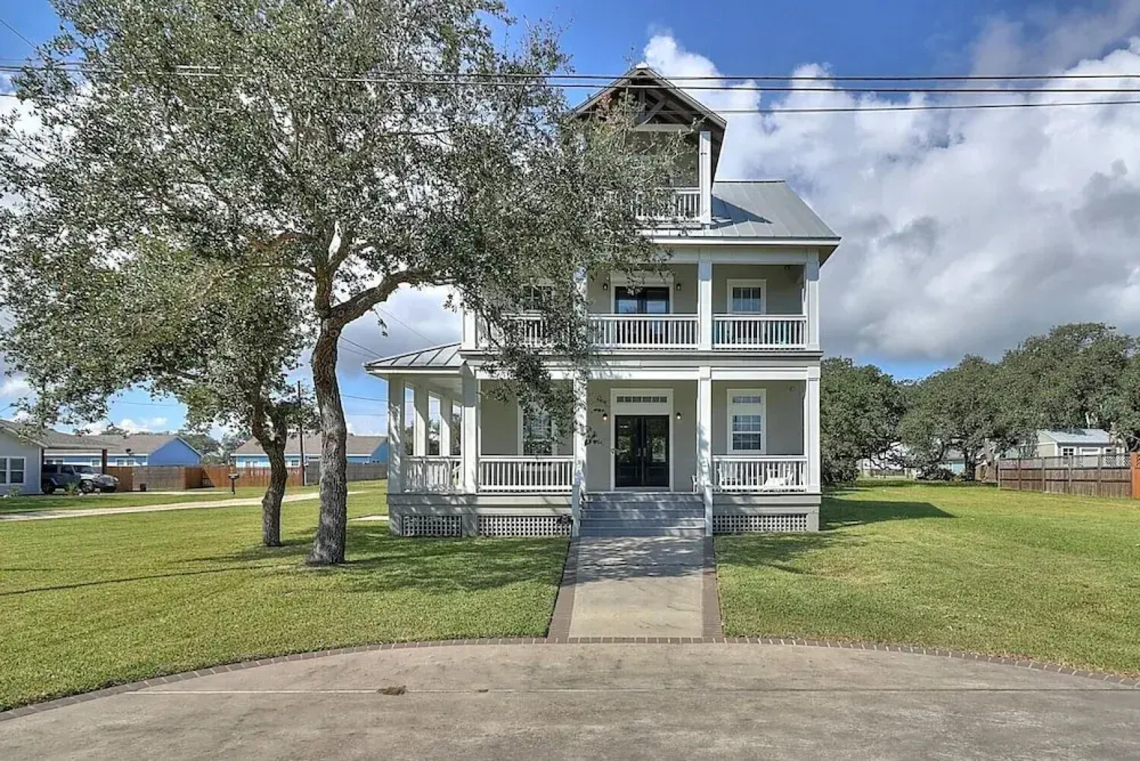 The James Pearl 4 Bedroom Home by RedAwning