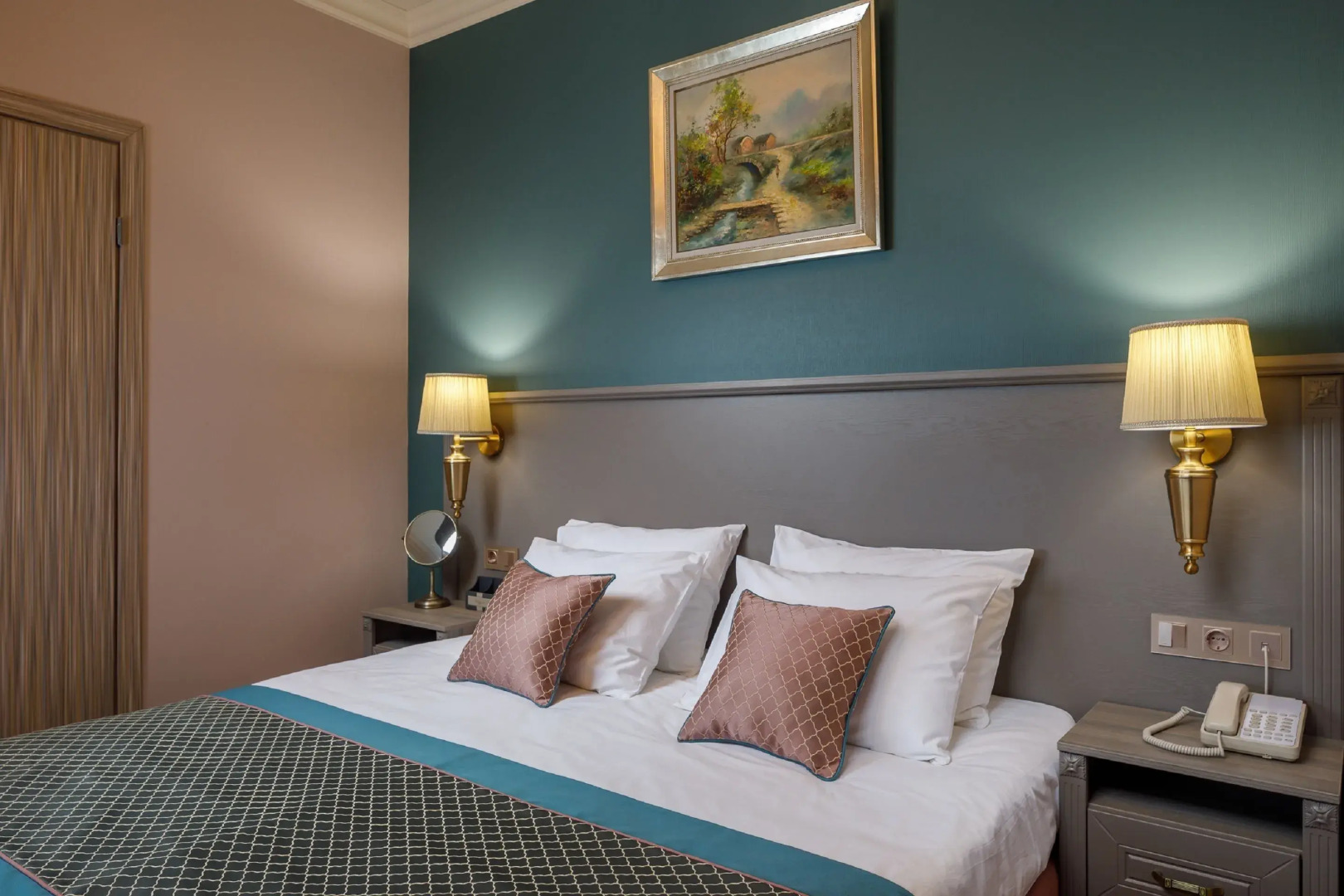 Mini-Hotel Biography