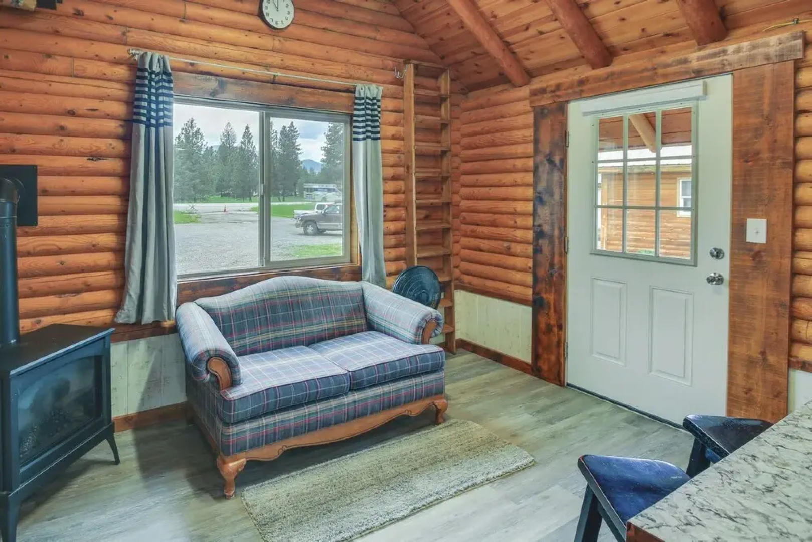 Cozy Thompson Falls Cabin w/ Mountain Views